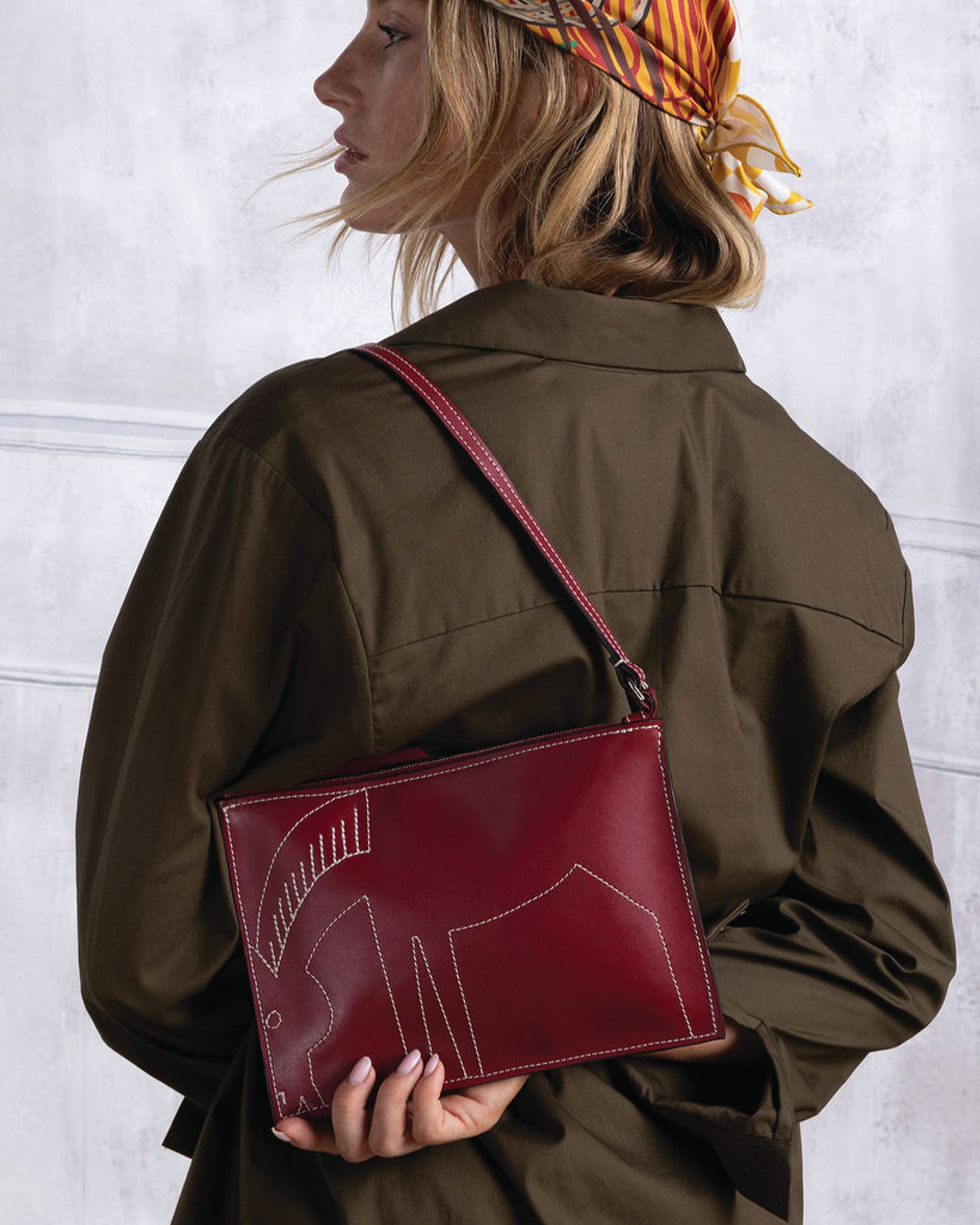 Pénélope Italian Leather Pouch - Cranberry model close-up